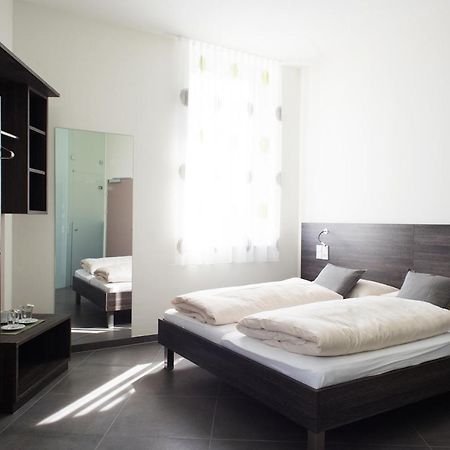 Eee Hotel Traun Bagian luar foto