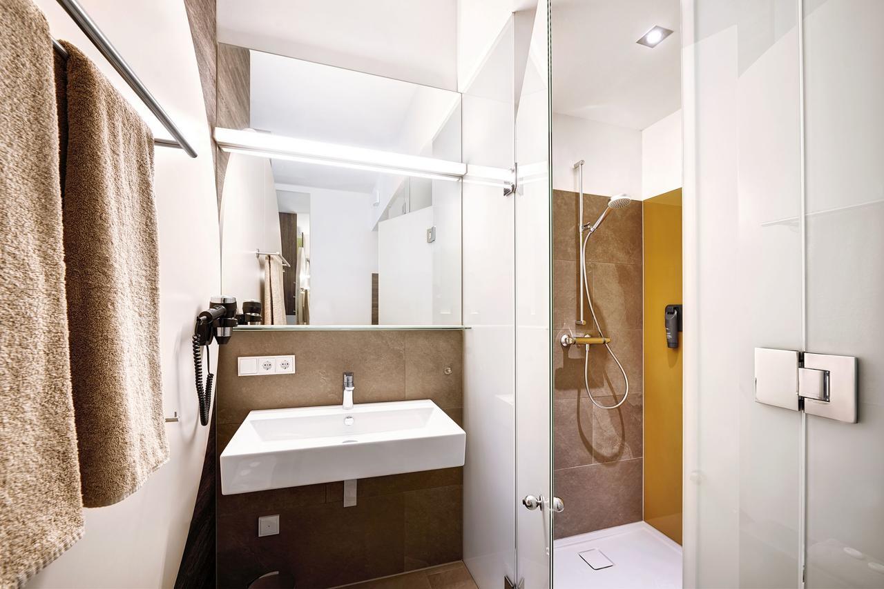 Eee Hotel Traun Bagian luar foto