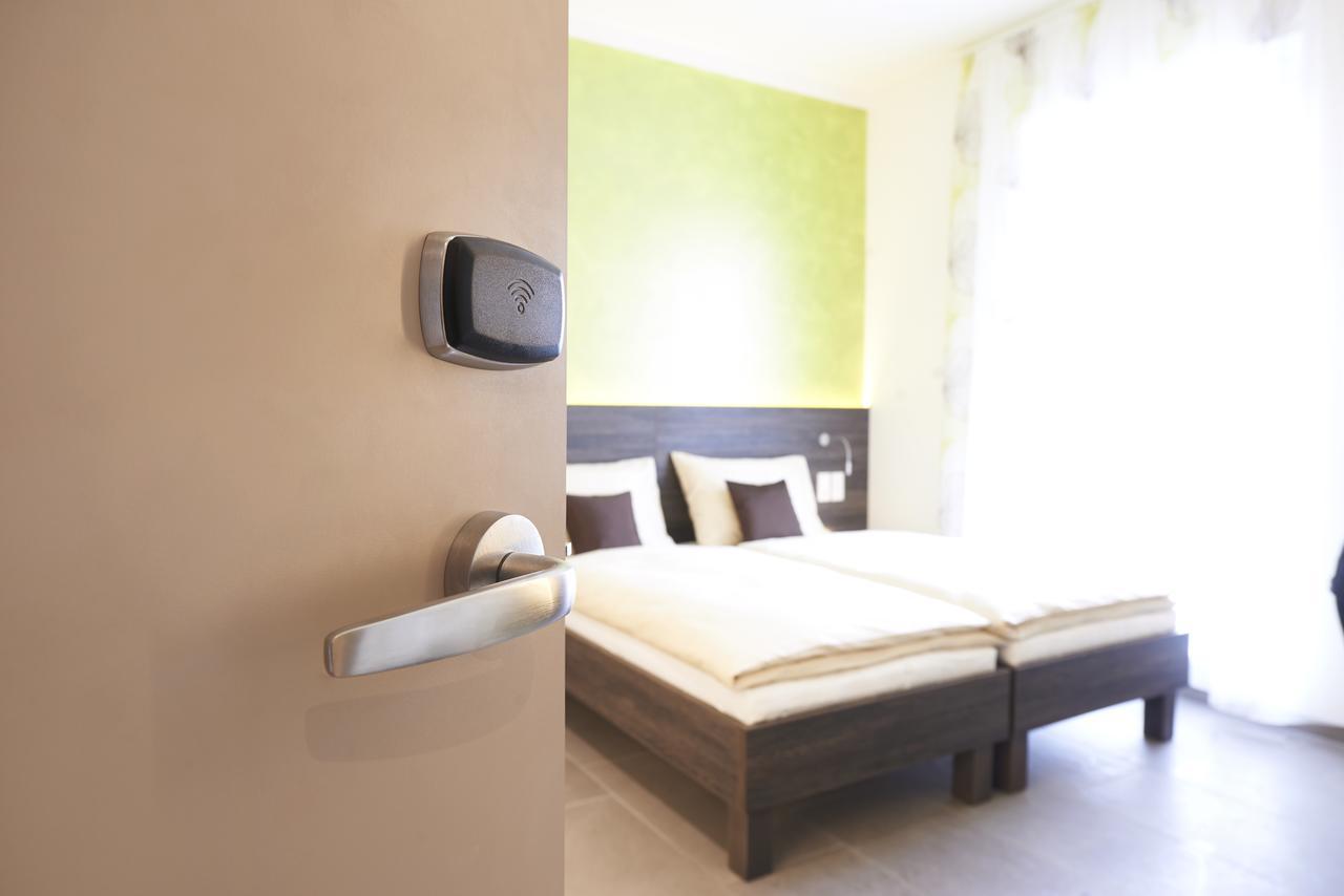 Eee Hotel Traun Bagian luar foto
