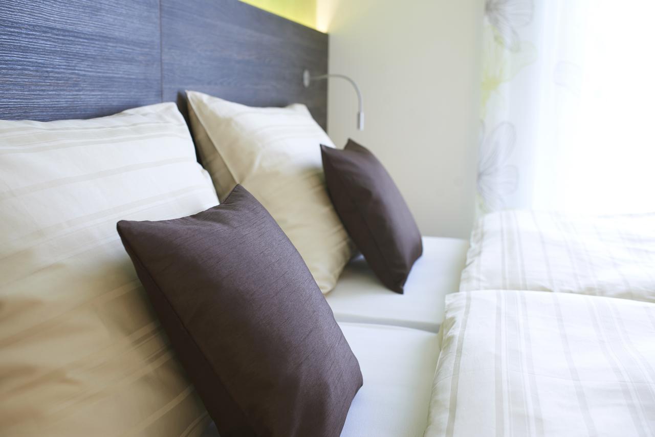Eee Hotel Traun Bagian luar foto