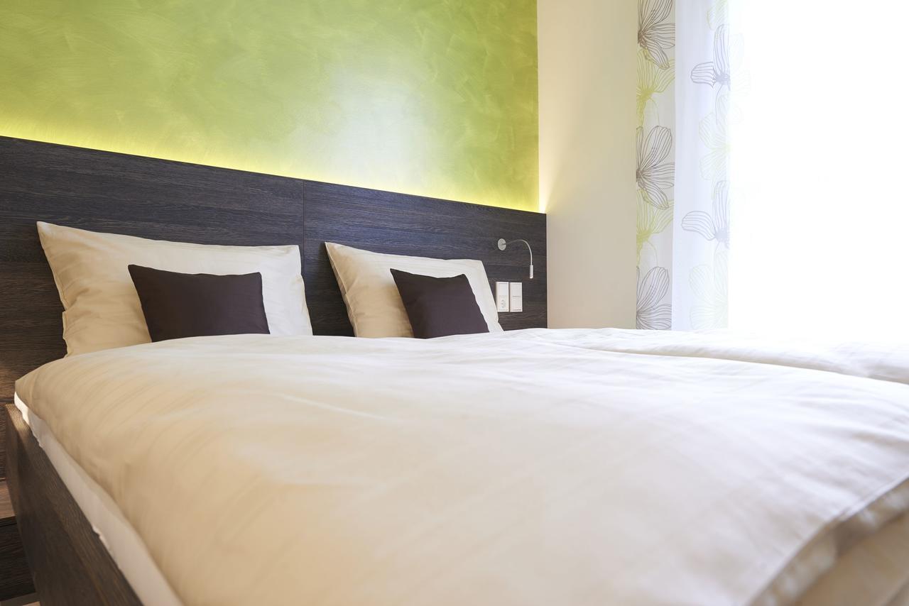 Eee Hotel Traun Bagian luar foto