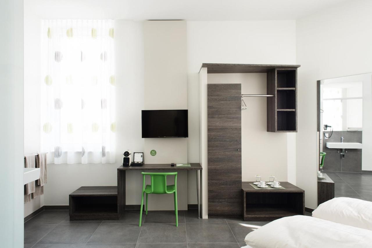 Eee Hotel Traun Bagian luar foto