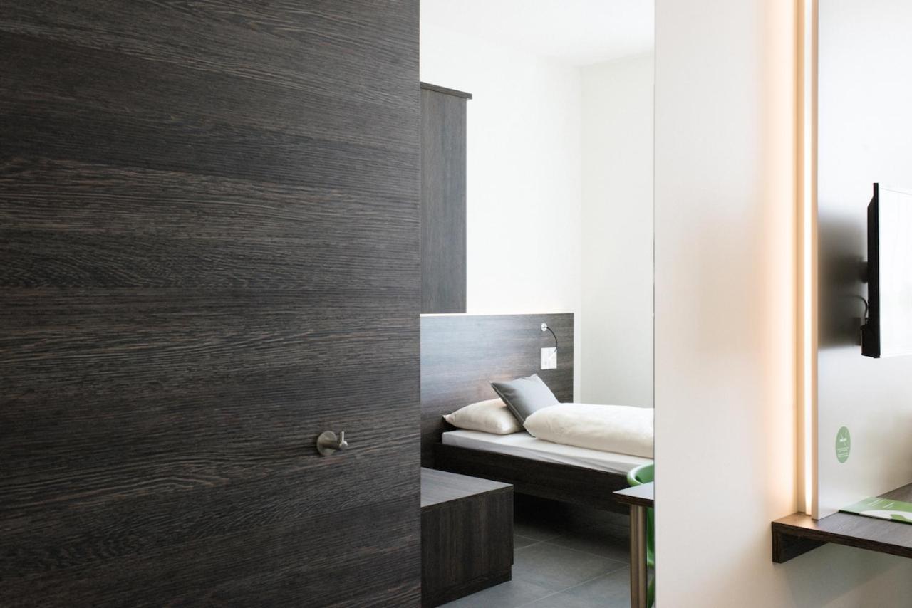 Eee Hotel Traun Bagian luar foto