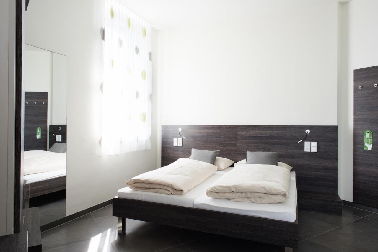 Eee Hotel Traun Bagian luar foto