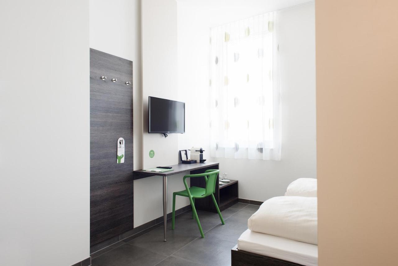 Eee Hotel Traun Bagian luar foto