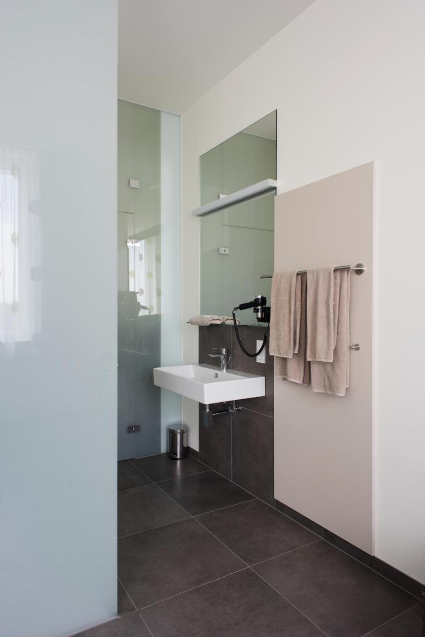 Eee Hotel Traun Bagian luar foto