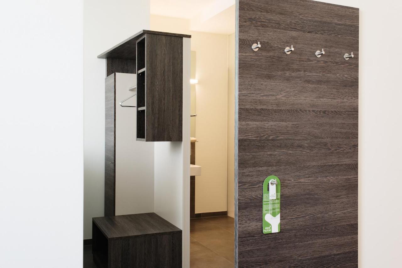 Eee Hotel Traun Bagian luar foto
