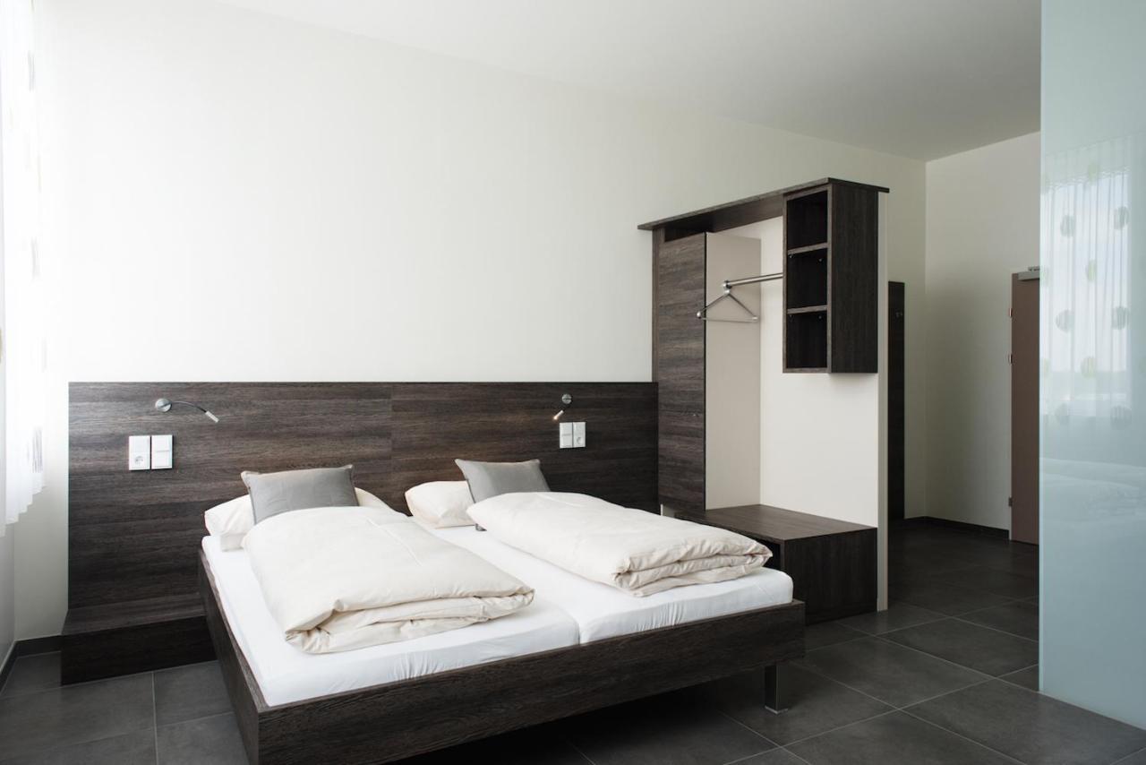 Eee Hotel Traun Bagian luar foto