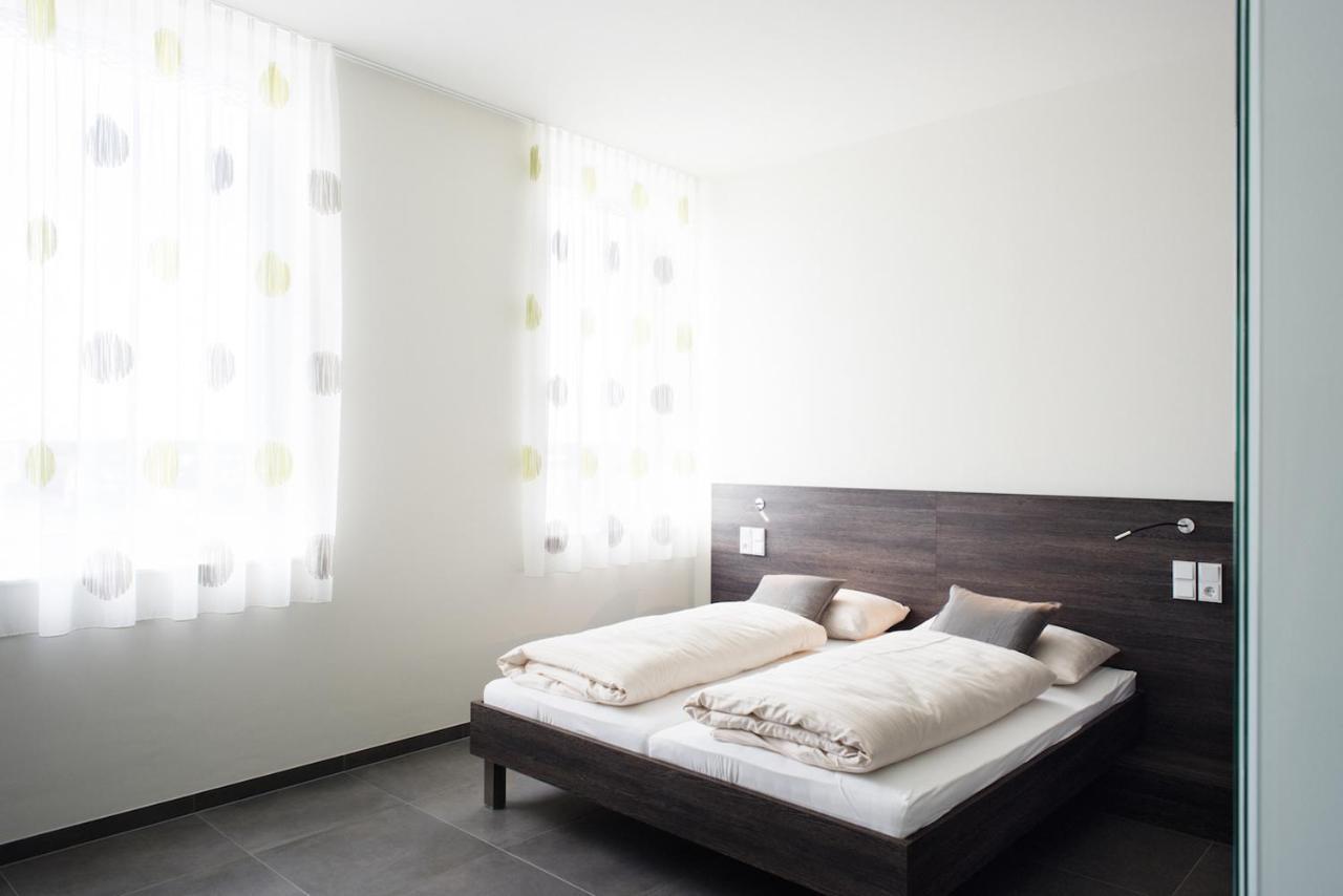 Eee Hotel Traun Bagian luar foto