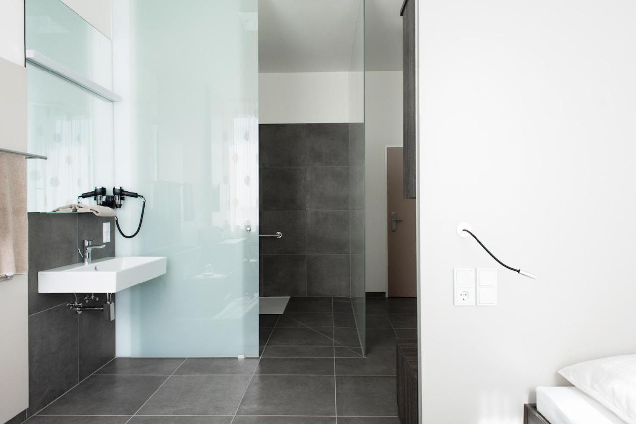Eee Hotel Traun Bagian luar foto
