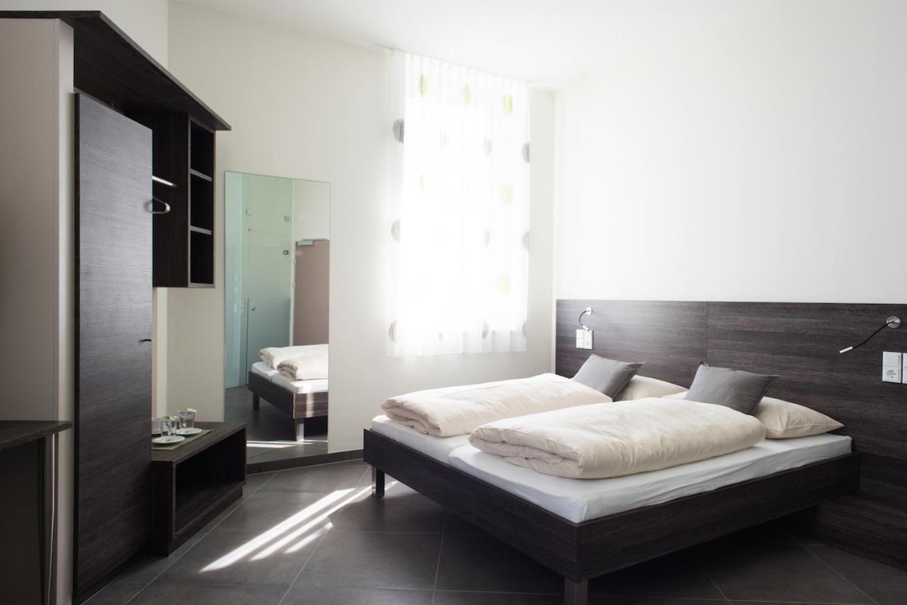 Eee Hotel Traun Bagian luar foto