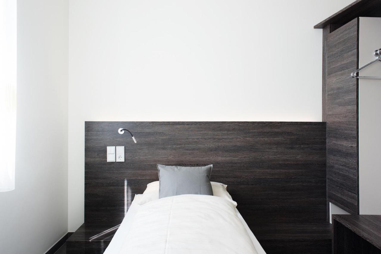 Eee Hotel Traun Bagian luar foto