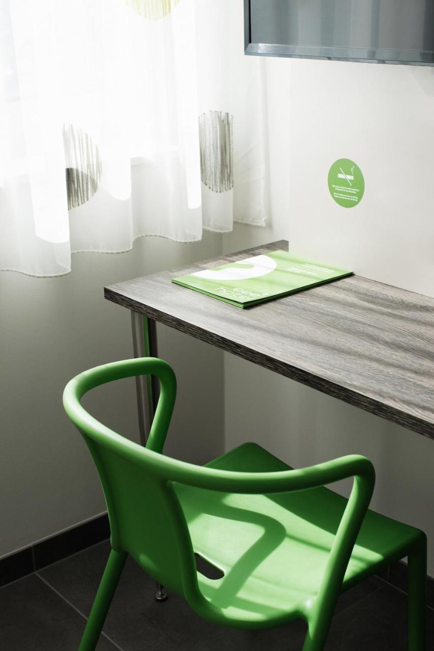 Eee Hotel Traun Bagian luar foto